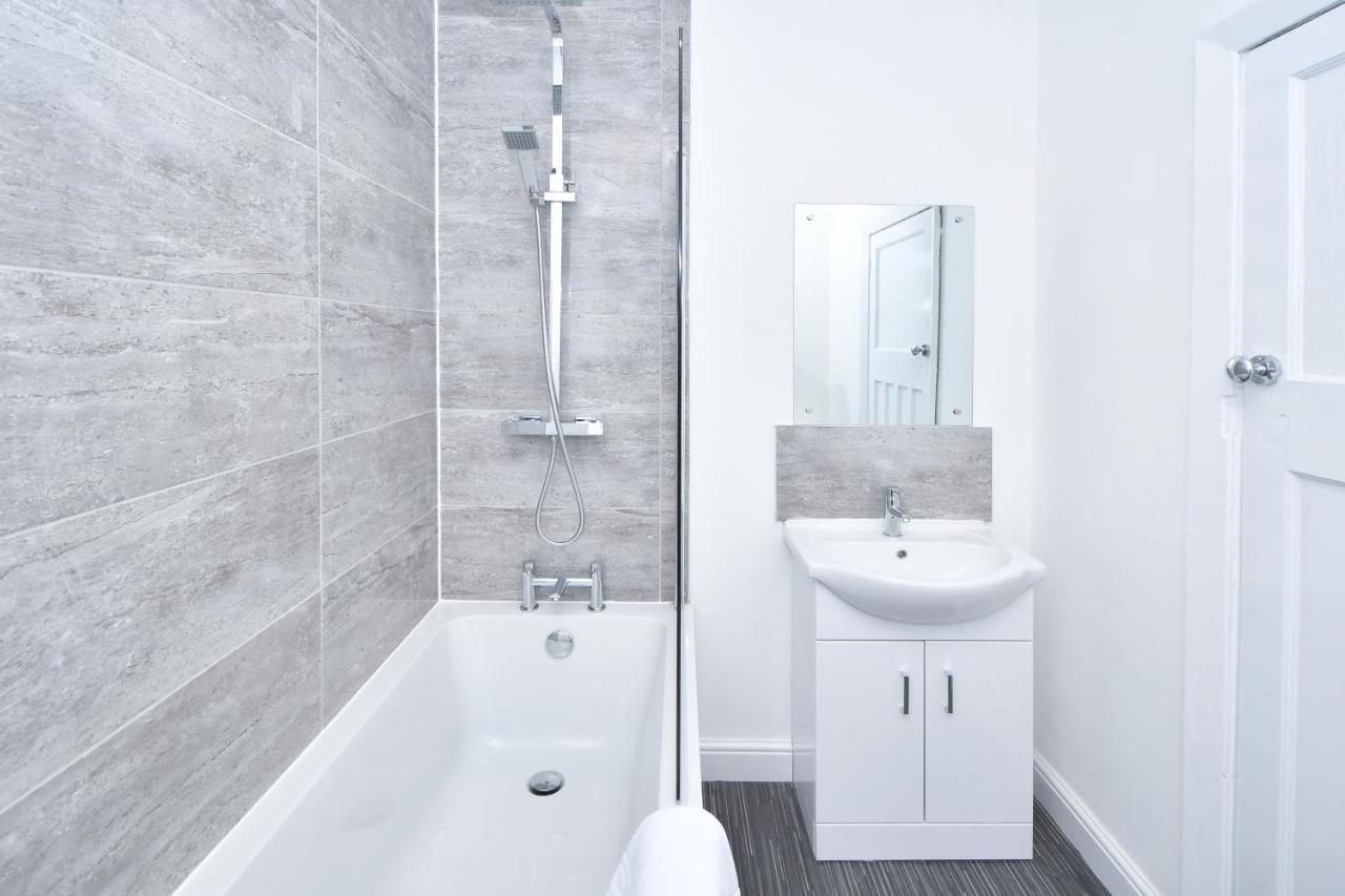 Lily House By Yourstays - Cosy 3 Bedroom House In Crewe Exteriér fotografie