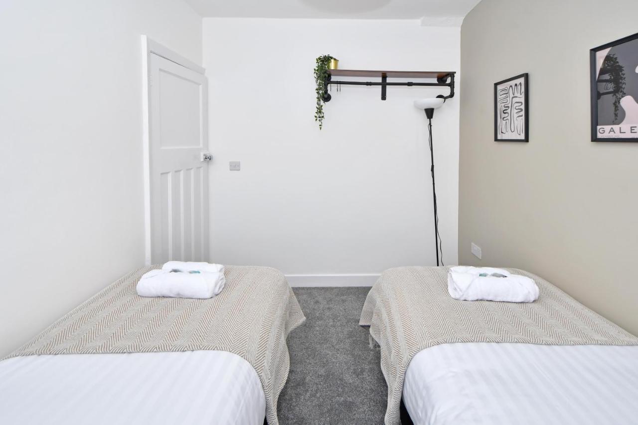 Lily House By Yourstays - Cosy 3 Bedroom House In Crewe Exteriér fotografie